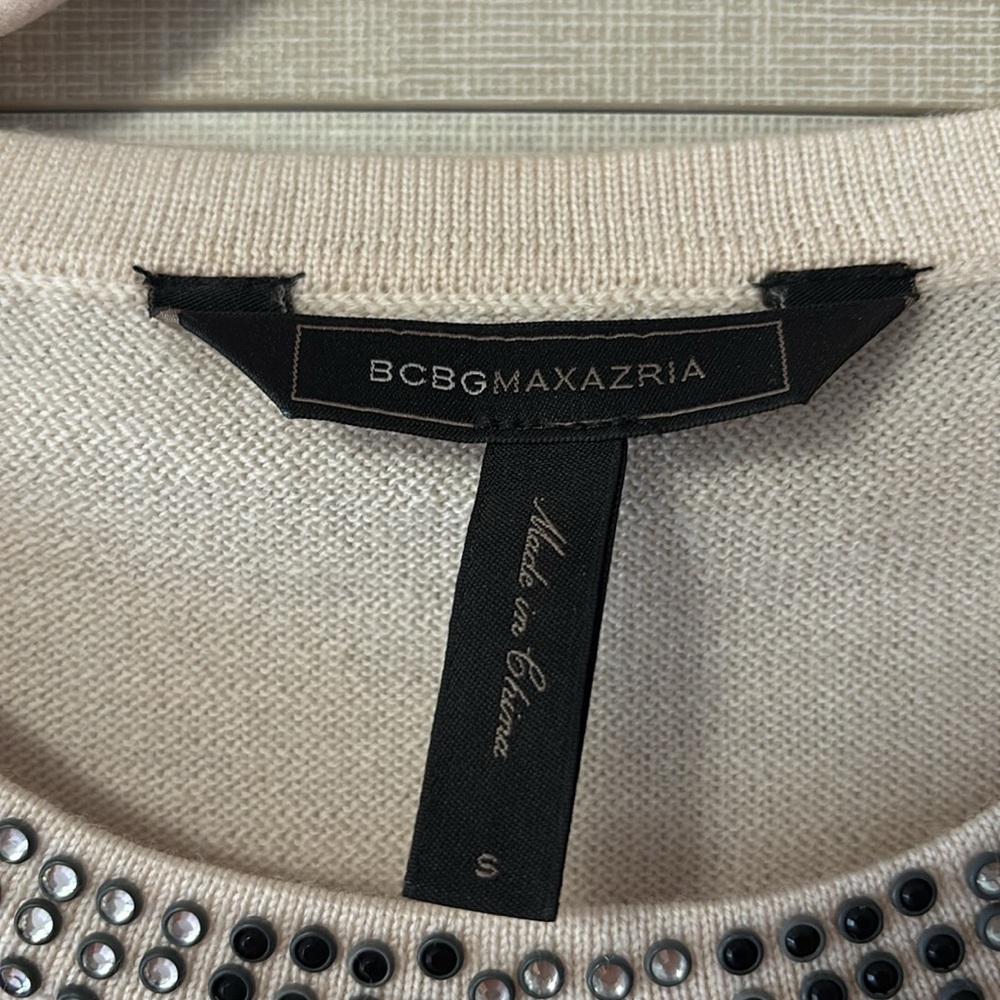BCBGMaxAzria Cream Short Sleeve sweater Top with studded Pocket and collar. - Picture 4 of 5